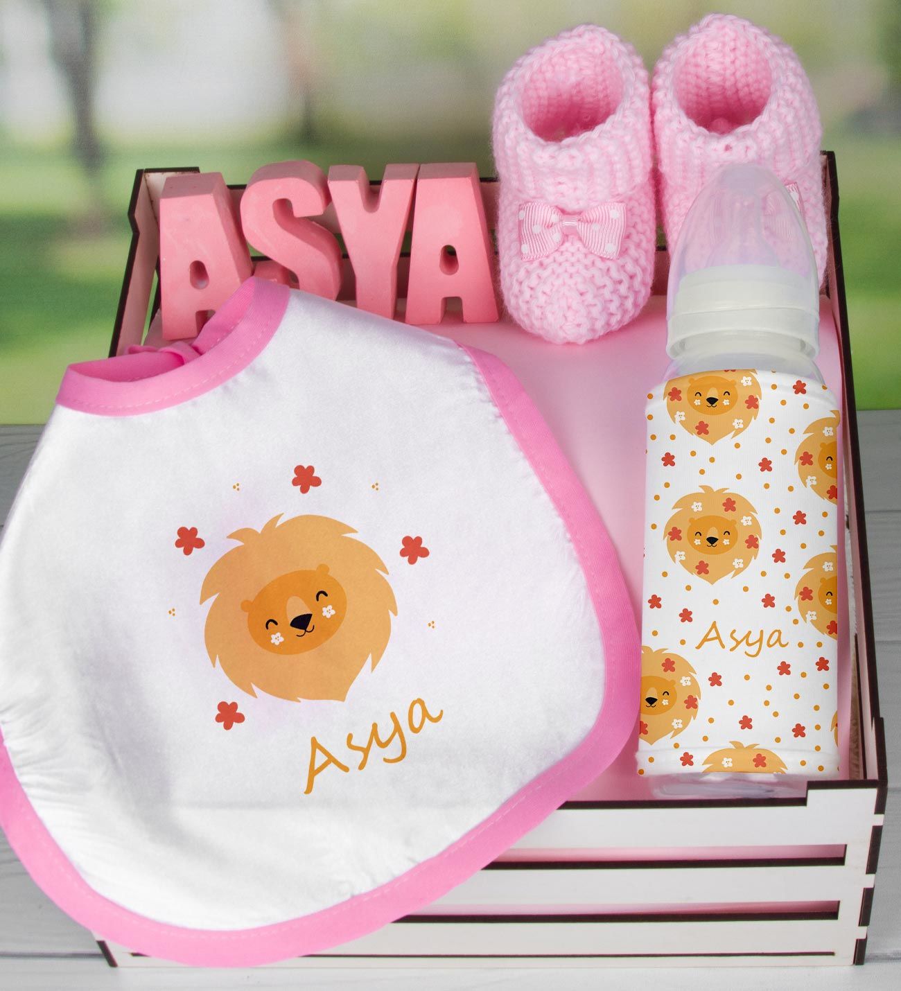 eJOYA Ahşap Sandıkta Kişiye Özel Önlük Biberon Taş İsimlik Ve Patik Bebek Hediye Seti 109540