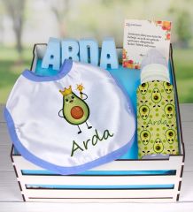 eJOYA Ahşap Sandıkta Kişiye Özel Önlük Biberon Ve Taş İsimlik Bebek Hediye Seti 109542