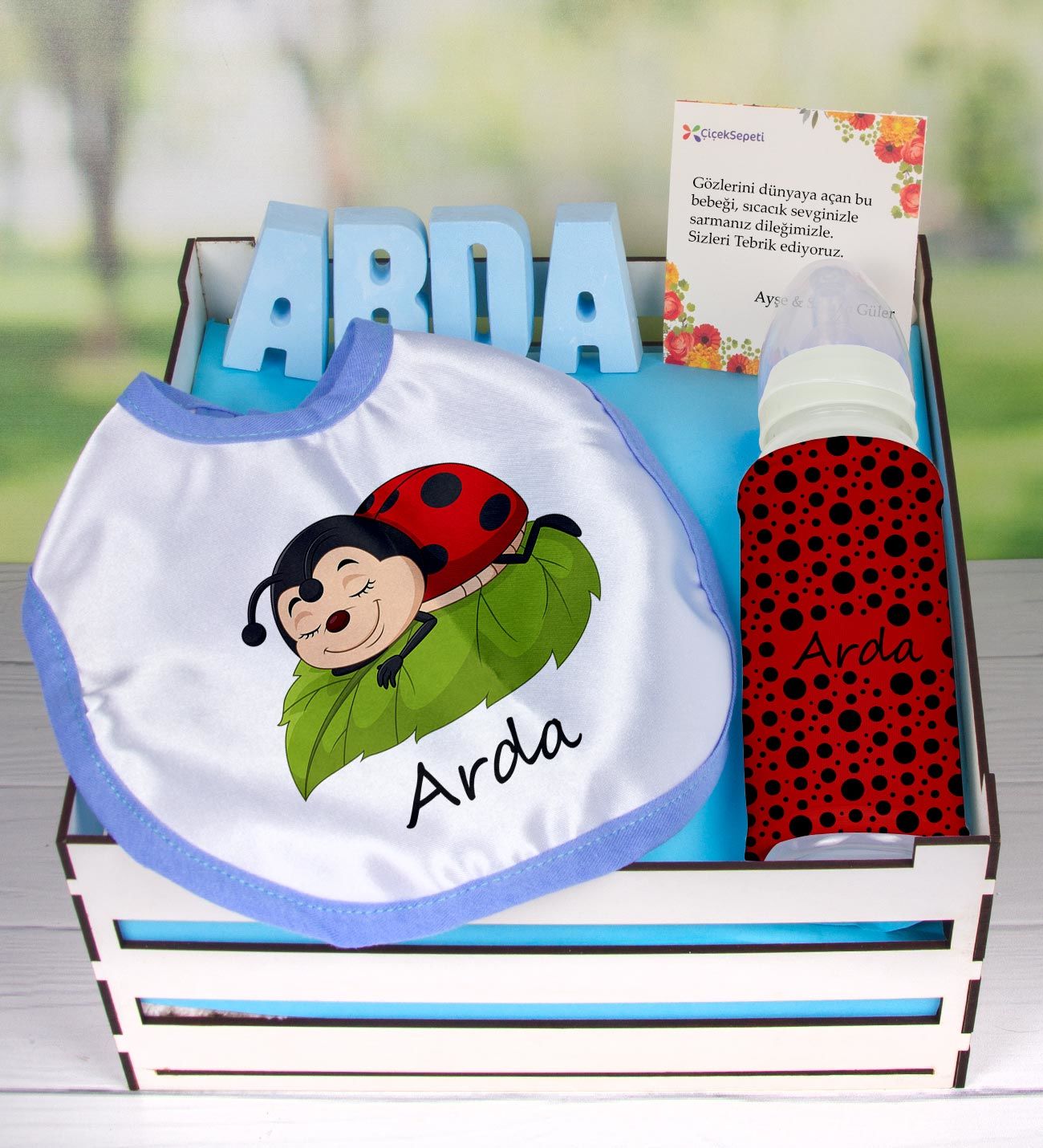 eJOYA Ahşap Sandıkta Kişiye Özel Önlük Biberon Ve Taş İsimlik Bebek Hediye Seti 109543