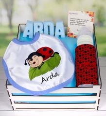 eJOYA Ahşap Sandıkta Kişiye Özel Önlük Biberon Ve Taş İsimlik Bebek Hediye Seti 109543