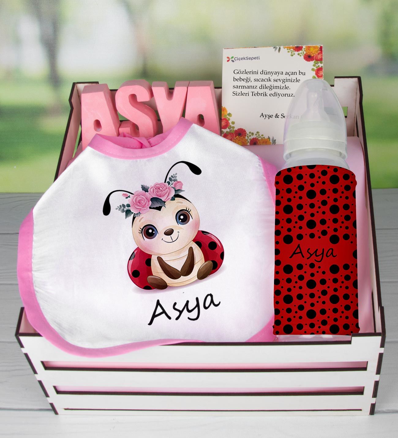 eJOYA Ahşap Sandıkta Kişiye Özel Önlük Biberon Ve Taş İsimlik Bebek Hediye Seti 109544