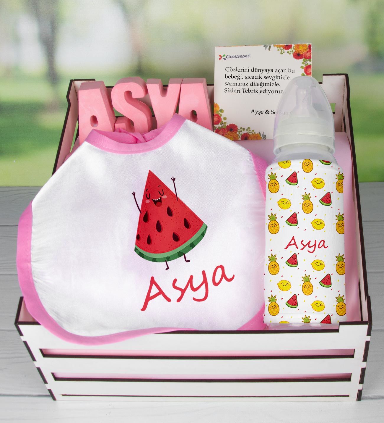 eJOYA Ahşap Sandıkta Kişiye Özel Önlük Biberon Ve Taş İsimlik Bebek Hediye Seti 109545