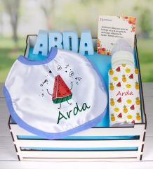 eJOYA Ahşap Sandıkta Kişiye Özel Önlük Biberon Ve Taş İsimlik Bebek Hediye Seti 109546