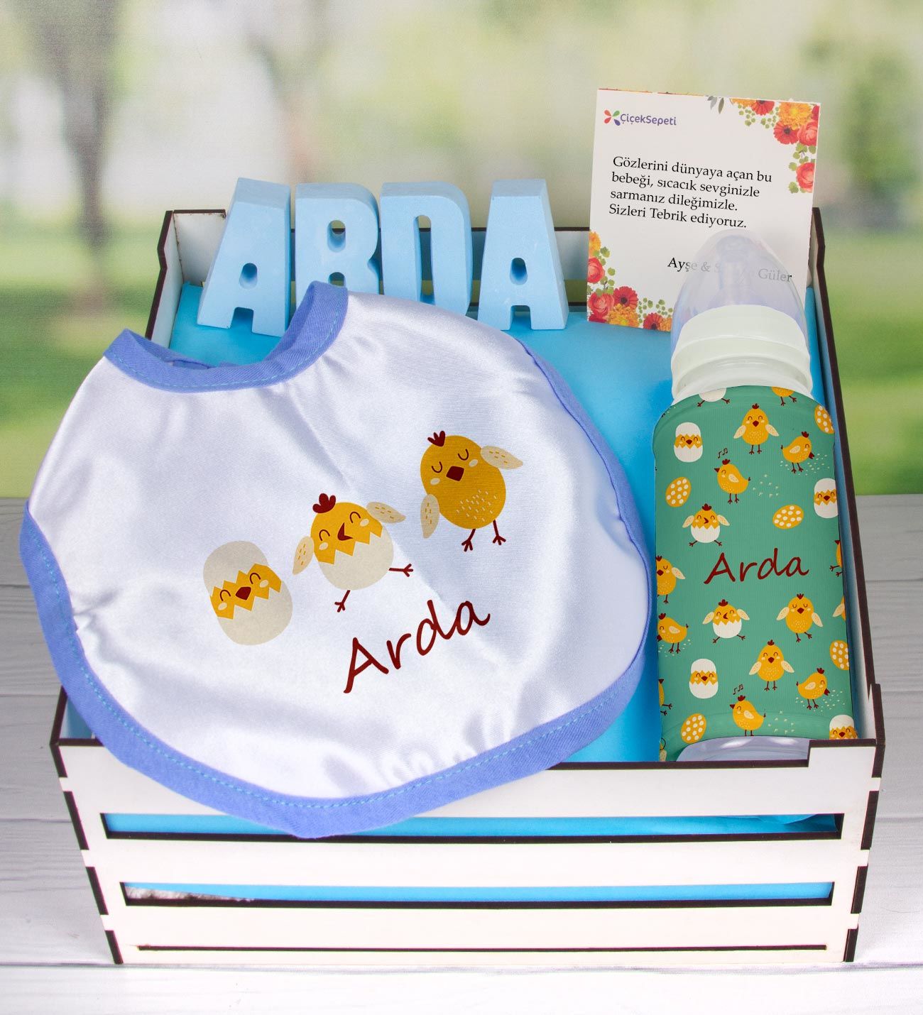 eJOYA Ahşap Sandıkta Kişiye Özel Önlük Biberon Ve Taş İsimlik Bebek Hediye Seti 109550