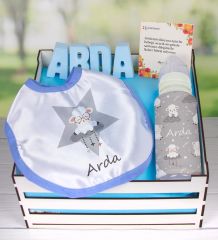 eJOYA Ahşap Sandıkta Kişiye Özel Önlük Biberon Ve Taş İsimlik Bebek Hediye Seti 109552