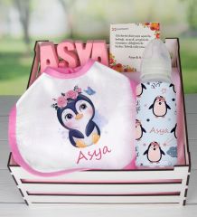 eJOYA Ahşap Sandıkta Kişiye Özel Önlük Biberon Ve Taş İsimlik Bebek Hediye Seti 109554