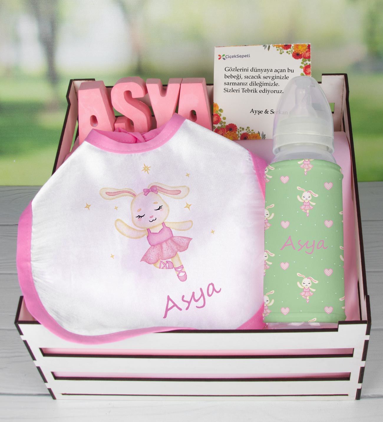 eJOYA Ahşap Sandıkta Kişiye Özel Önlük Biberon Ve Taş İsimlik Bebek Hediye Seti 109556