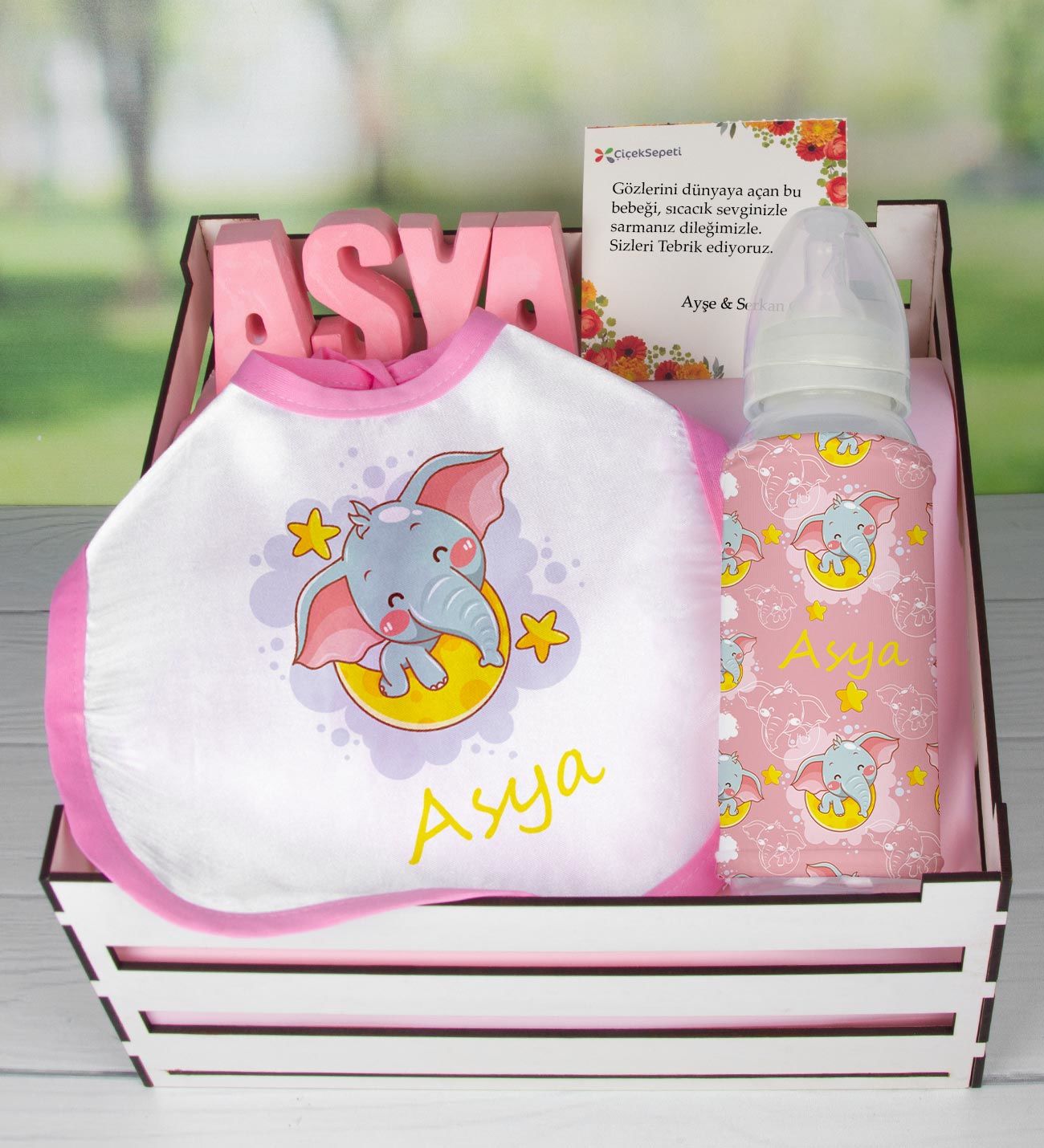 eJOYA Ahşap Sandıkta Kişiye Özel Önlük Biberon Ve Taş İsimlik Bebek Hediye Seti 109558