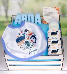 eJOYA Ahşap Sandıkta Kişiye Özel Önlük Biberon Ve Taş İsimlik Bebek Hediye Seti 109560