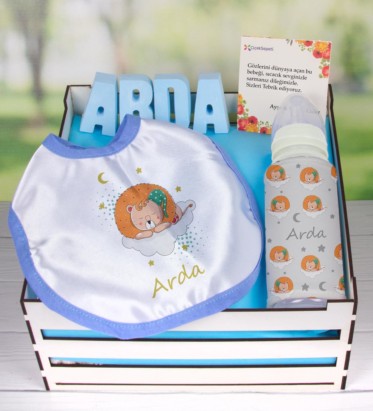 eJOYA Ahşap Sandıkta Kişiye Özel Önlük Biberon Ve Taş İsimlik Bebek Hediye Seti 109563