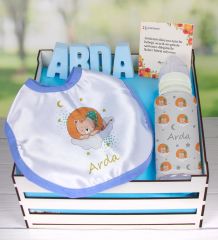 eJOYA Ahşap Sandıkta Kişiye Özel Önlük Biberon Ve Taş İsimlik Bebek Hediye Seti 109563