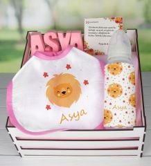 eJOYA Ahşap Sandıkta Kişiye Özel Önlük Biberon Ve Taş İsimlik Bebek Hediye Seti 109564