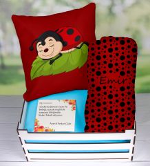 eJOYA Ahşap Sandıkta Kişiye Özel Yastık Ve Battaniye Bebek Hediye Seti 109568