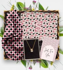 eJOYA Kişiye Özel 14 Ayar Altın Harf Kolye & Fular & Makyaj Çantası & Mesaj Kartı Hediye Kutusu 113311