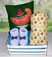 eJOYA Ahşap Sandıkta Kişiye Özel Yastık Battaniye Ve Patik Bebek Hediye Seti 109594