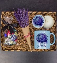eJOYA Kişiye Özel Kupa & Çikolatalar & Mum & Lavanta Buketi Hediye Kutusu 111732