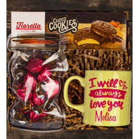 eJOYA Kişiye Özel Kupa Bardak & Choco Cookies &  Çikolatalı Çilekli Fudge  Hediye Kutusu  111120